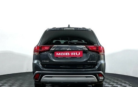 Mitsubishi Outlander III рестайлинг 3, 2018 год, 1 897 000 рублей, 6 фотография