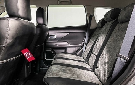 Mitsubishi Outlander III рестайлинг 3, 2018 год, 1 897 000 рублей, 10 фотография