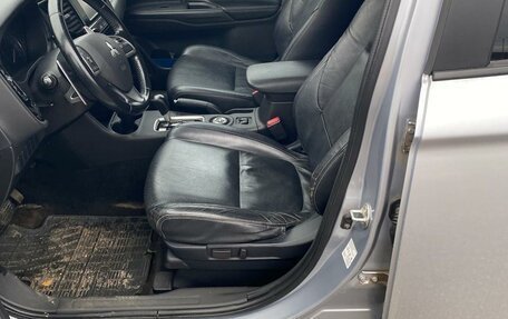 Mitsubishi Outlander III рестайлинг 3, 2012 год, 1 200 000 рублей, 24 фотография