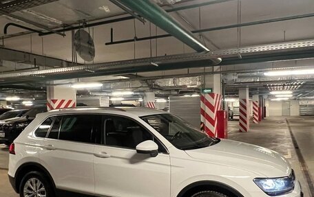 Volkswagen Tiguan II, 2017 год, 2 300 000 рублей, 3 фотография