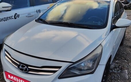 Hyundai Solaris II рестайлинг, 2015 год, 800 000 рублей, 2 фотография