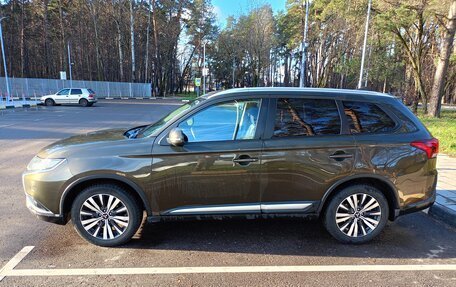 Mitsubishi Outlander III рестайлинг 3, 2018 год, 1 950 000 рублей, 3 фотография