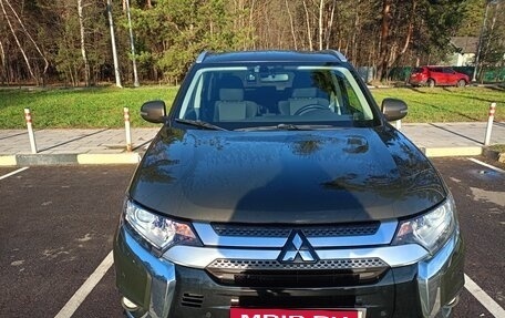 Mitsubishi Outlander III рестайлинг 3, 2018 год, 1 950 000 рублей, 2 фотография