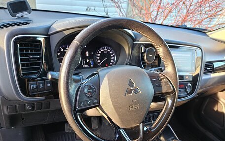 Mitsubishi Outlander III рестайлинг 3, 2018 год, 1 950 000 рублей, 10 фотография