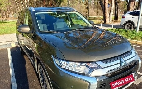 Mitsubishi Outlander III рестайлинг 3, 2018 год, 1 950 000 рублей, 6 фотография