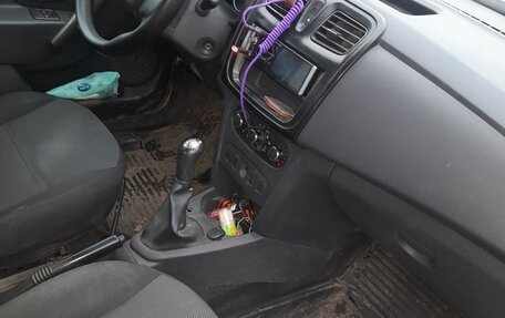 Renault Logan II, 2017 год, 550 000 рублей, 8 фотография