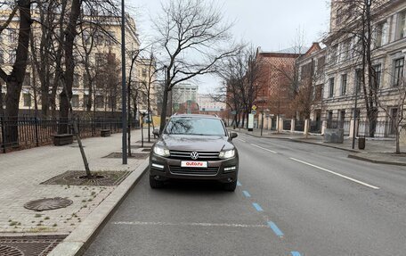 Volkswagen Touareg III, 2011 год, 1 600 000 рублей, 2 фотография