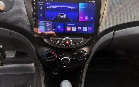 Hyundai Solaris II рестайлинг, 2013 год, 1 000 000 рублей, 9 фотография