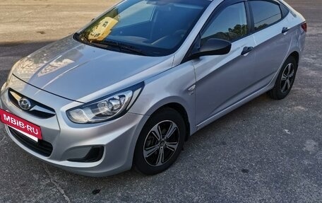 Hyundai Solaris II рестайлинг, 2013 год, 1 000 000 рублей, 2 фотография