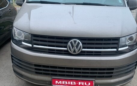 Volkswagen Caravelle T6 рестайлинг, 2015 год, 2 850 000 рублей, 1 фотография