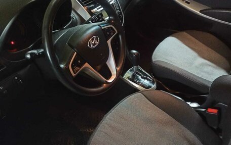 Hyundai Solaris II рестайлинг, 2011 год, 820 000 рублей, 4 фотография