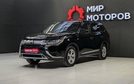 Mitsubishi Outlander III рестайлинг 3, 2018 год, 1 999 000 рублей, 1 фотография