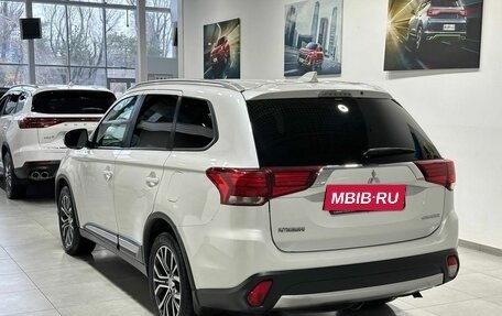 Mitsubishi Outlander III рестайлинг 3, 2017 год, 2 049 900 рублей, 3 фотография
