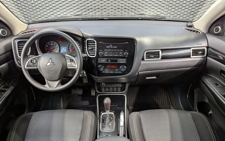 Mitsubishi Outlander III рестайлинг 3, 2018 год, 1 999 000 рублей, 13 фотография