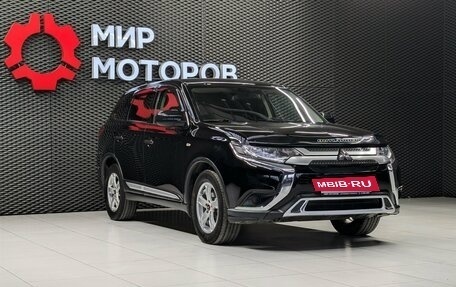 Mitsubishi Outlander III рестайлинг 3, 2018 год, 1 999 000 рублей, 3 фотография