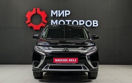 Mitsubishi Outlander III рестайлинг 3, 2018 год, 1 999 000 рублей, 2 фотография