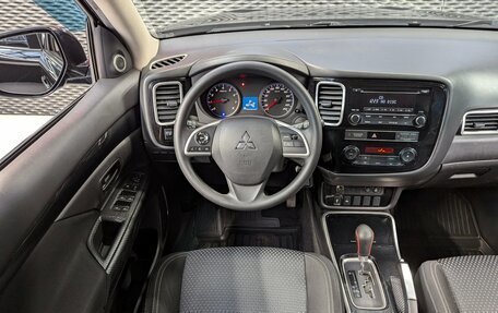 Mitsubishi Outlander III рестайлинг 3, 2018 год, 1 999 000 рублей, 15 фотография