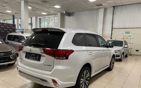 Mitsubishi Outlander III рестайлинг 3, 2022 год, 2 950 000 рублей, 4 фотография