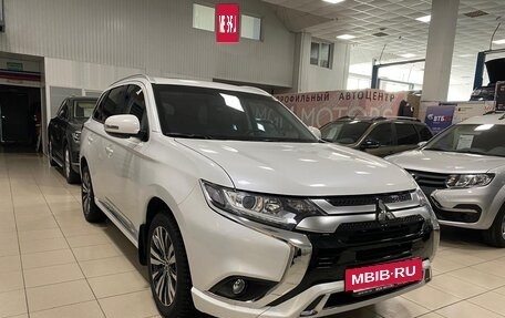Mitsubishi Outlander III рестайлинг 3, 2022 год, 2 950 000 рублей, 3 фотография