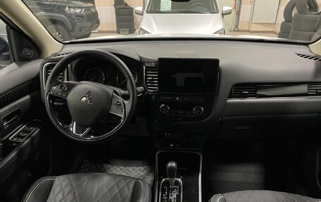 Mitsubishi Outlander III рестайлинг 3, 2022 год, 2 950 000 рублей, 11 фотография