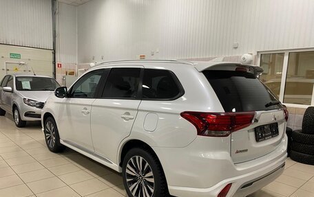 Mitsubishi Outlander III рестайлинг 3, 2022 год, 2 950 000 рублей, 5 фотография