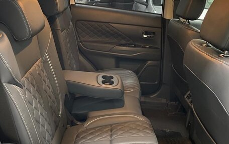 Mitsubishi Outlander III рестайлинг 3, 2022 год, 2 950 000 рублей, 10 фотография