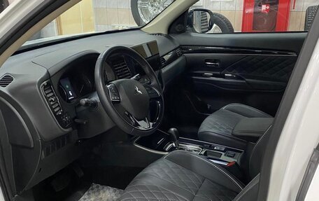 Mitsubishi Outlander III рестайлинг 3, 2022 год, 2 950 000 рублей, 14 фотография