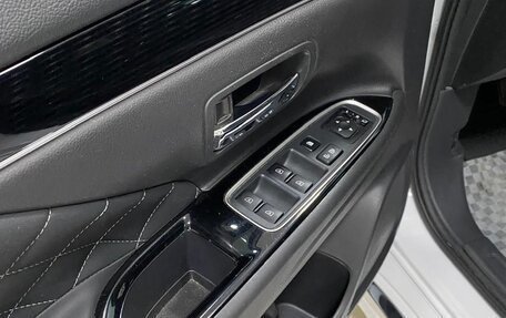 Mitsubishi Outlander III рестайлинг 3, 2022 год, 2 950 000 рублей, 16 фотография