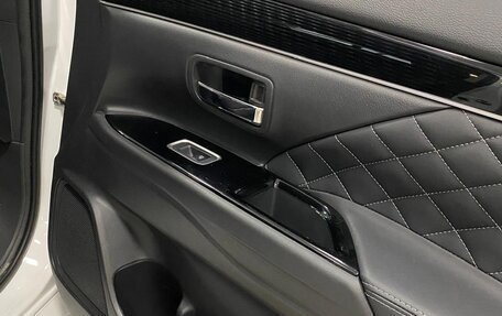 Mitsubishi Outlander III рестайлинг 3, 2022 год, 2 950 000 рублей, 12 фотография