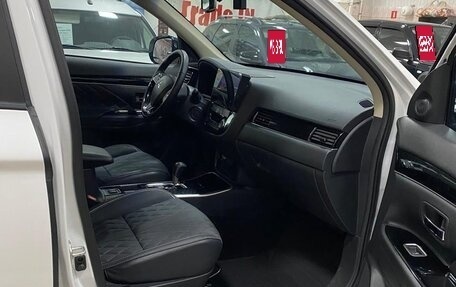 Mitsubishi Outlander III рестайлинг 3, 2022 год, 2 950 000 рублей, 9 фотография