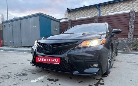 Toyota Camry, 2018 год, 2 250 000 рублей, 3 фотография