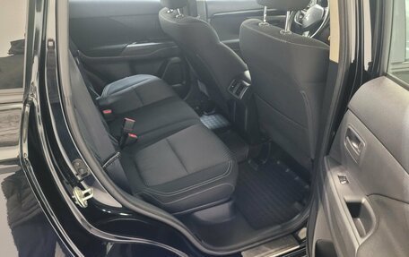 Mitsubishi Outlander III рестайлинг 3, 2019 год, 1 830 000 рублей, 10 фотография