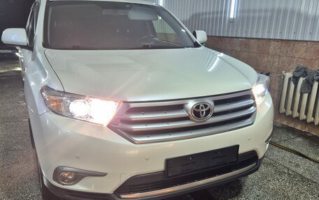 Toyota Highlander III, 2013 год, 1 810 000 рублей, 2 фотография