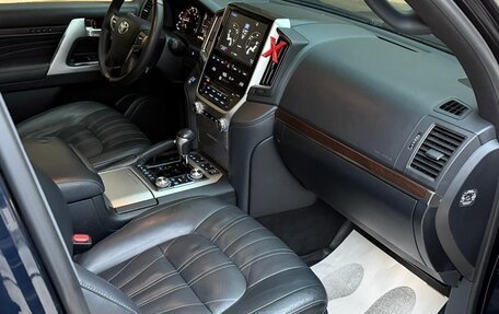 Toyota Land Cruiser 200, 2018 год, 5 930 000 рублей, 2 фотография