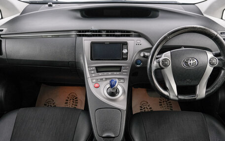 Toyota Prius, 2015 год, 1 349 000 рублей, 11 фотография