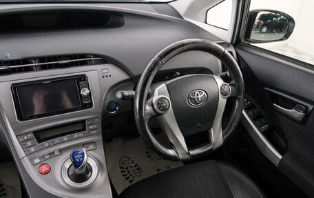 Toyota Prius, 2015 год, 1 349 000 рублей, 10 фотография