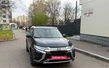 Mitsubishi Outlander III рестайлинг 3, 2020 год, 1 879 999 рублей, 4 фотография