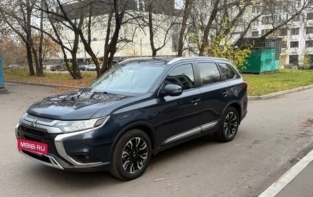 Mitsubishi Outlander III рестайлинг 3, 2020 год, 1 879 999 рублей, 3 фотография