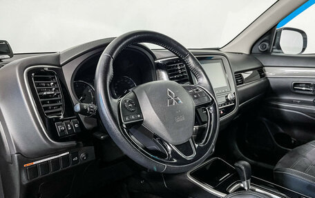 Mitsubishi Outlander III рестайлинг 3, 2021 год, 2 850 000 рублей, 13 фотография