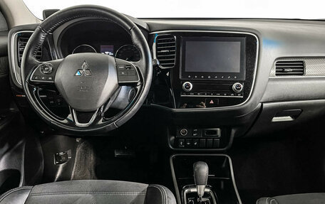 Mitsubishi Outlander III рестайлинг 3, 2021 год, 2 850 000 рублей, 12 фотография