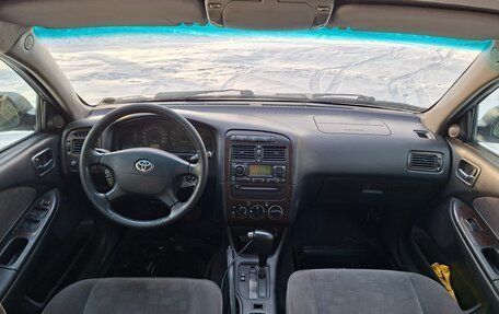 Toyota Avensis III рестайлинг, 2002 год, 580 000 рублей, 23 фотография