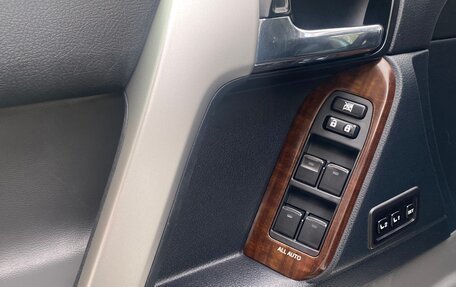 Toyota Land Cruiser Prado 150 рестайлинг 2, 2012 год, 3 100 000 рублей, 32 фотография