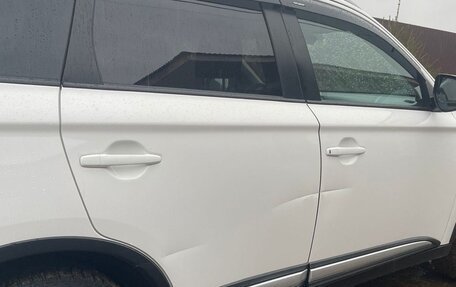 Mitsubishi Outlander III рестайлинг 3, 2016 год, 1 900 000 рублей, 7 фотография