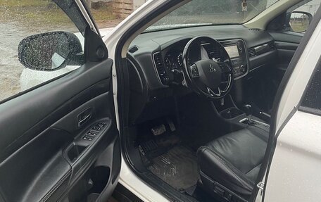 Mitsubishi Outlander III рестайлинг 3, 2016 год, 1 900 000 рублей, 13 фотография