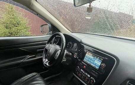 Mitsubishi Outlander III рестайлинг 3, 2016 год, 1 900 000 рублей, 6 фотография