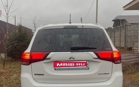 Mitsubishi Outlander III рестайлинг 3, 2016 год, 1 900 000 рублей, 3 фотография