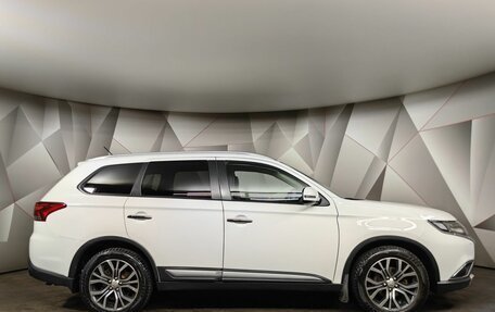 Mitsubishi Outlander III рестайлинг 3, 2015 год, 1 699 000 рублей, 6 фотография
