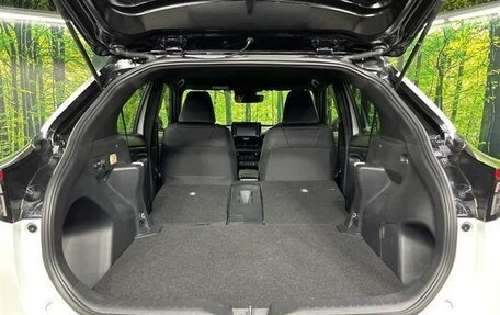 Toyota Yaris Cross, 2023 год, 1 590 002 рублей, 6 фотография