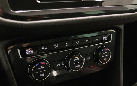 Volkswagen Tiguan II, 2018 год, 2 449 900 рублей, 26 фотография