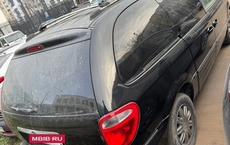 Chrysler Town & Country IV, 2005 год, 495 000 рублей, 2 фотография